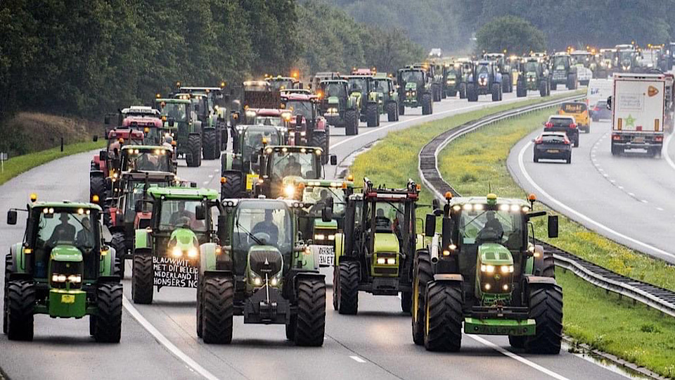WATCH: Dutch Farmers Spray Manure, Block Roads to Protest ‘Climate Change’ Measures - Gript
